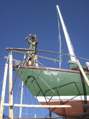 Lifting up the Pushpit onto the bow