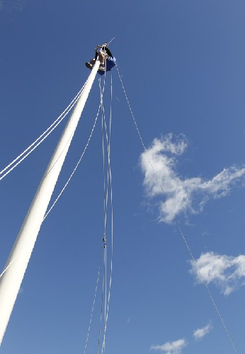 Jim from Lifeline Marine Services going aloft to check out the mast and re-do the ropes